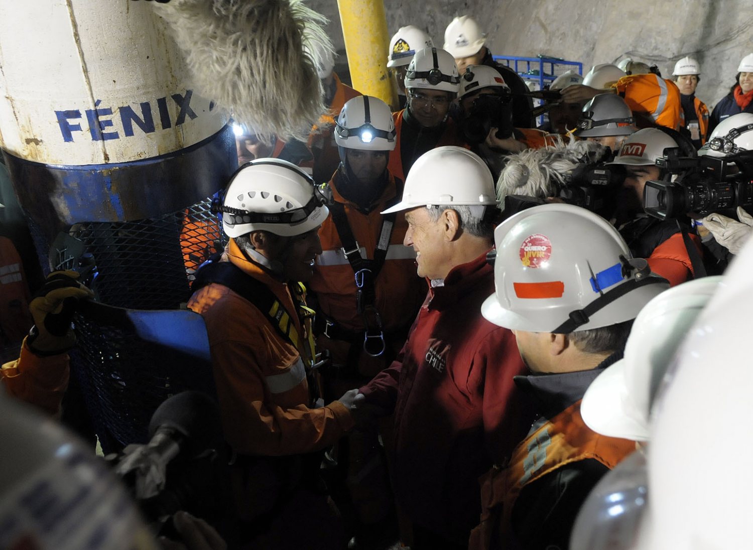 Rescue worker preparing to descend in the Fénix capsule